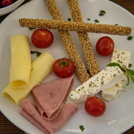 Anezina Lägenhetshotell Perissa (Santorini)