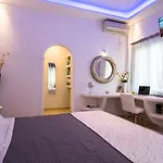 Anezina Lägenhetshotell Perissa (Santorini)