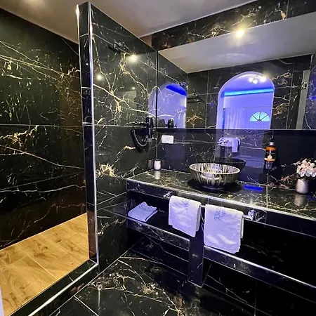 Anezina Aparthotel Perissa (Santorini)