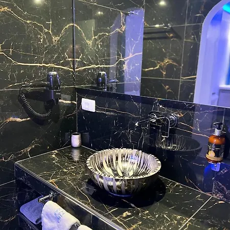 Anezina Aparthotel Perissa (Santorini)