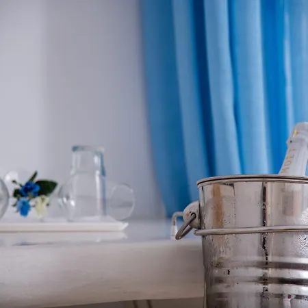 Anezina Aparthotel Perissa (Santorini)