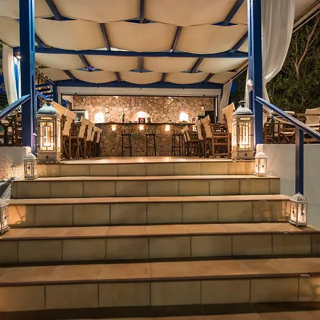 Anezina Aparthotel Perissa (Santorini)